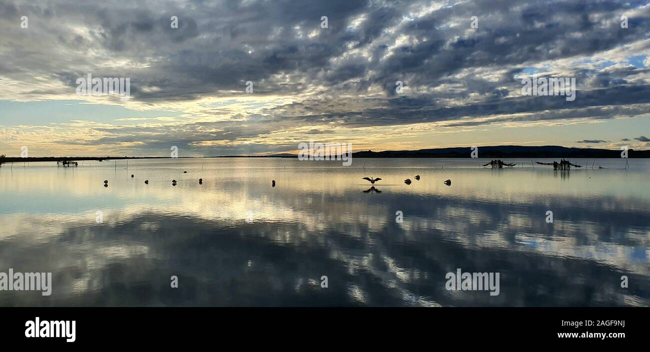 Coucher de soleil sur un étang avec de l'eau reflet du ciel Banque D'Images