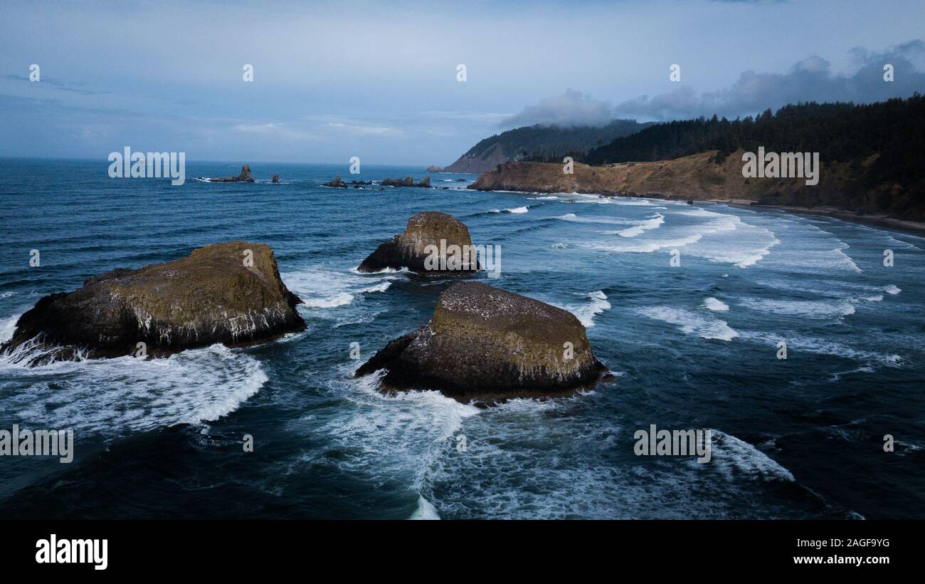 Étrange et mystérieux Oregons coast détient beaucoup de roches Banque D'Images