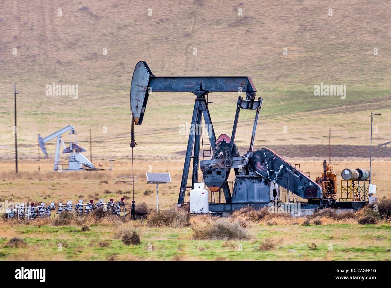 Fonctionnement de la pompe à huile sur le Comté de Kern, champ de pétrole Bakersfield, Californie Banque D'Images