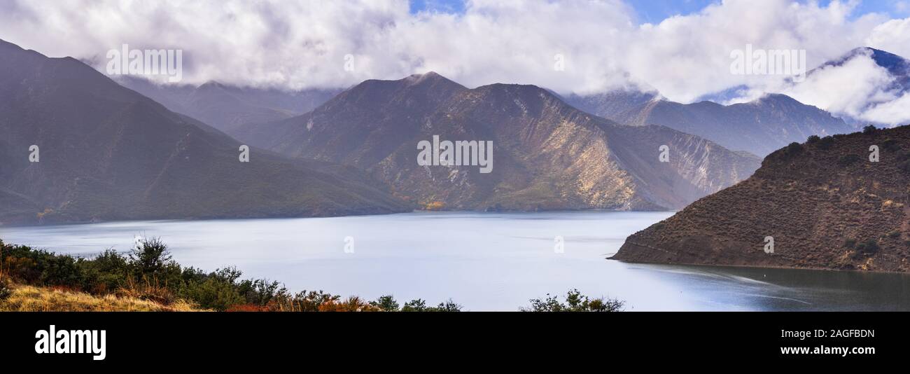 Vue panoramique sur le lac Pyramid un jour de pluie ; Los Angeles County, Californie ; le lac Pyramid reçoit de l'eau pompée à l'aide d'un excès d'énergie pendant les heures creuses Banque D'Images