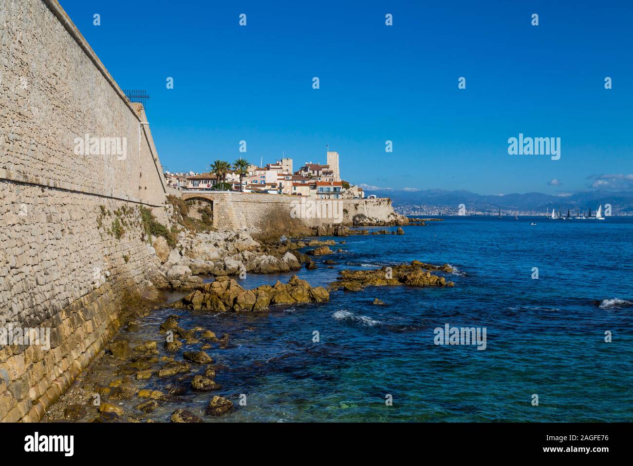 La France. Provence. D'Azur. Cote d'Azur. Antibes. Front de mer du vieux centre historique de la ville et des monuments. Vue de la mer Banque D'Images