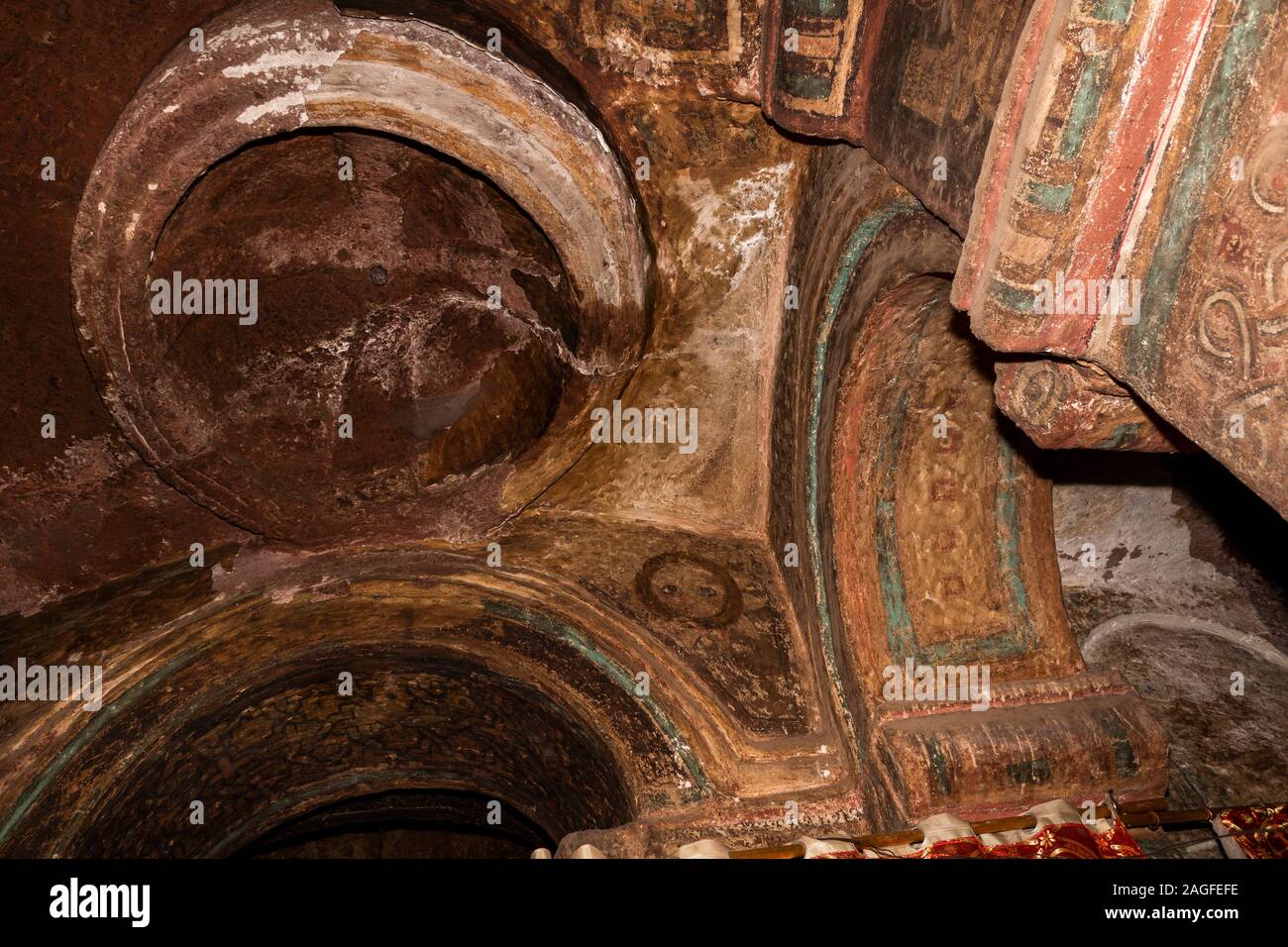 L'Éthiopie, région d'Amhara, Arbatu Ensessa, Lalibela, Biblia Chirkos, roches anciennes, l'église de taille intérieur endommagés par l'eau, fissuré dome Banque D'Images