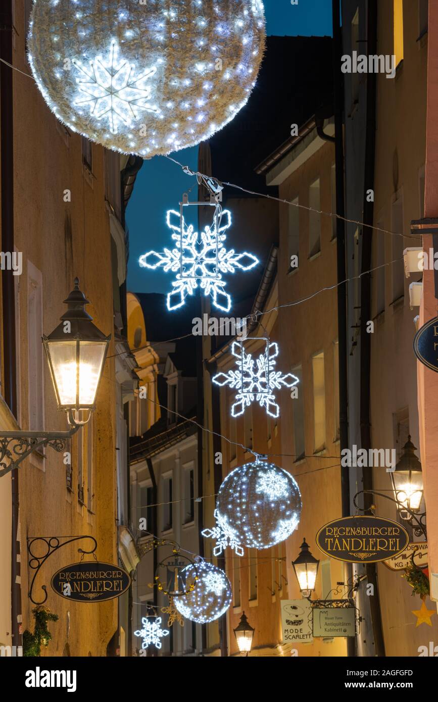 La chaîne légère de Noël Décoration dans le Gesandtenstraße dans la vieille ville de Ratisbonne pendant la nuit Banque D'Images