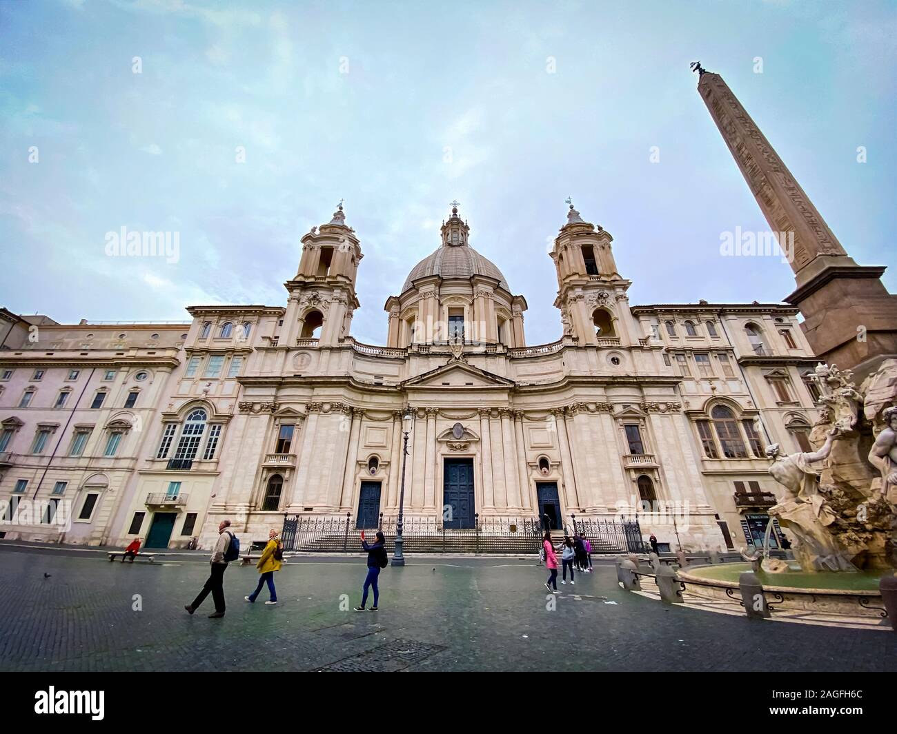 Rome, Italie, le 12 novembre 2019 : façade de l'église baroque de Sant'Agnese in Agone sur la Piazza Navona, dans le centre historique de Rome avec des gens s Banque D'Images