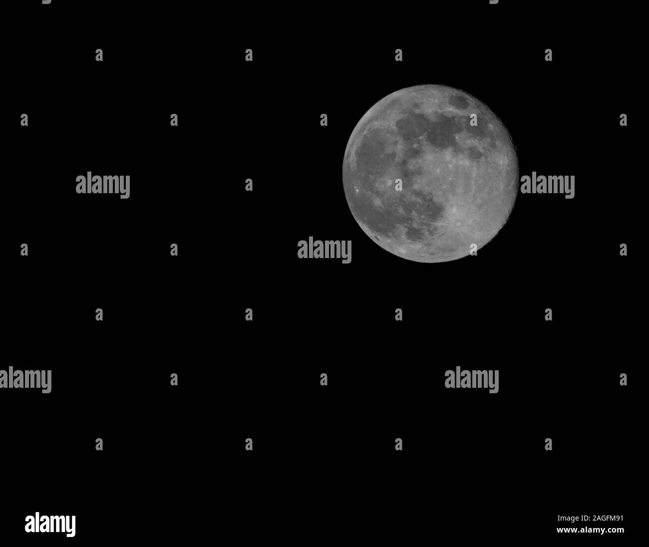 Belle photo de la pleine lune dans le ciel sombre - super pour un fond Banque D'Images
