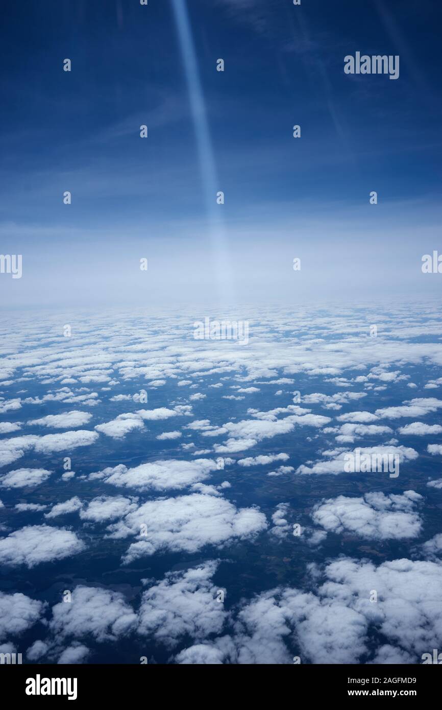 Prise de vue aérienne verticale de magnifiques formations de nuages blancs sous le ciel bleu Banque D'Images