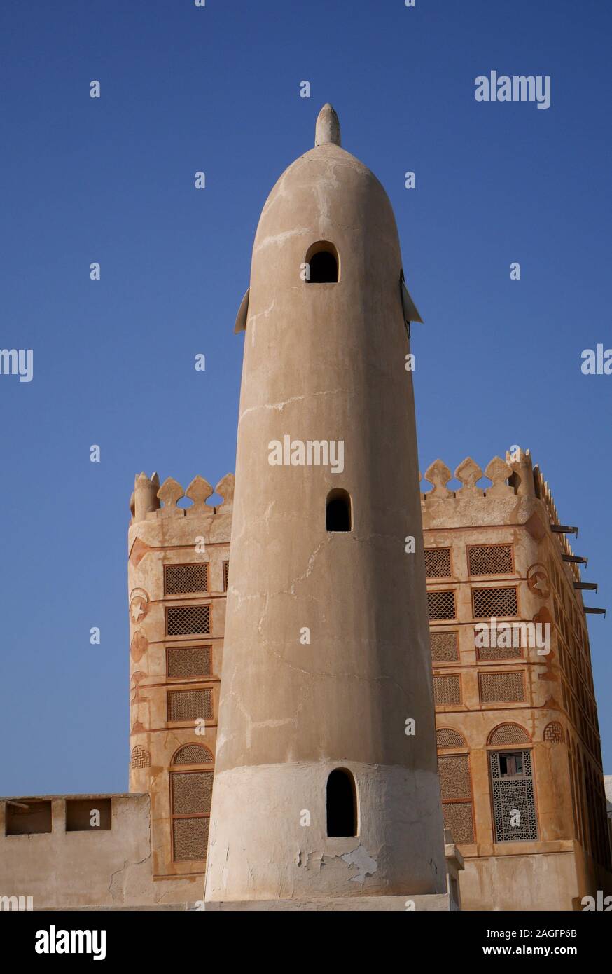 Si le minaret mosquée Siyadi Siyadi avec la maison derrière, sur la piste de Bahreïn Pearl, Muharraq, Royaume de Bahreïn Banque D'Images