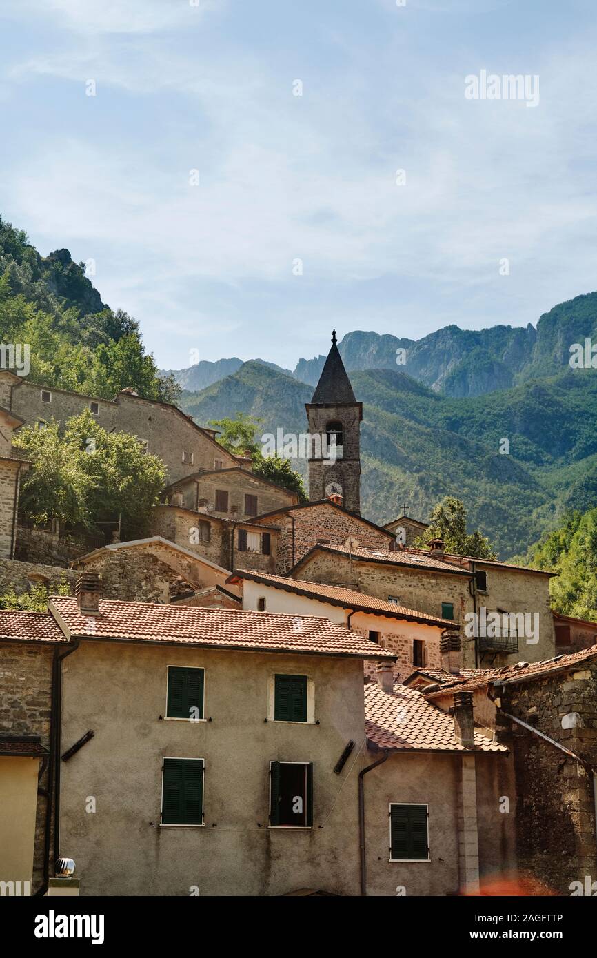 Le village de montagne de la Apuanes médiévale de Equi Terme, Fivizzano, dans la province de Massa et Carrare, Toscane, Italie - Parc Régional des Alpes Apuanes Banque D'Images