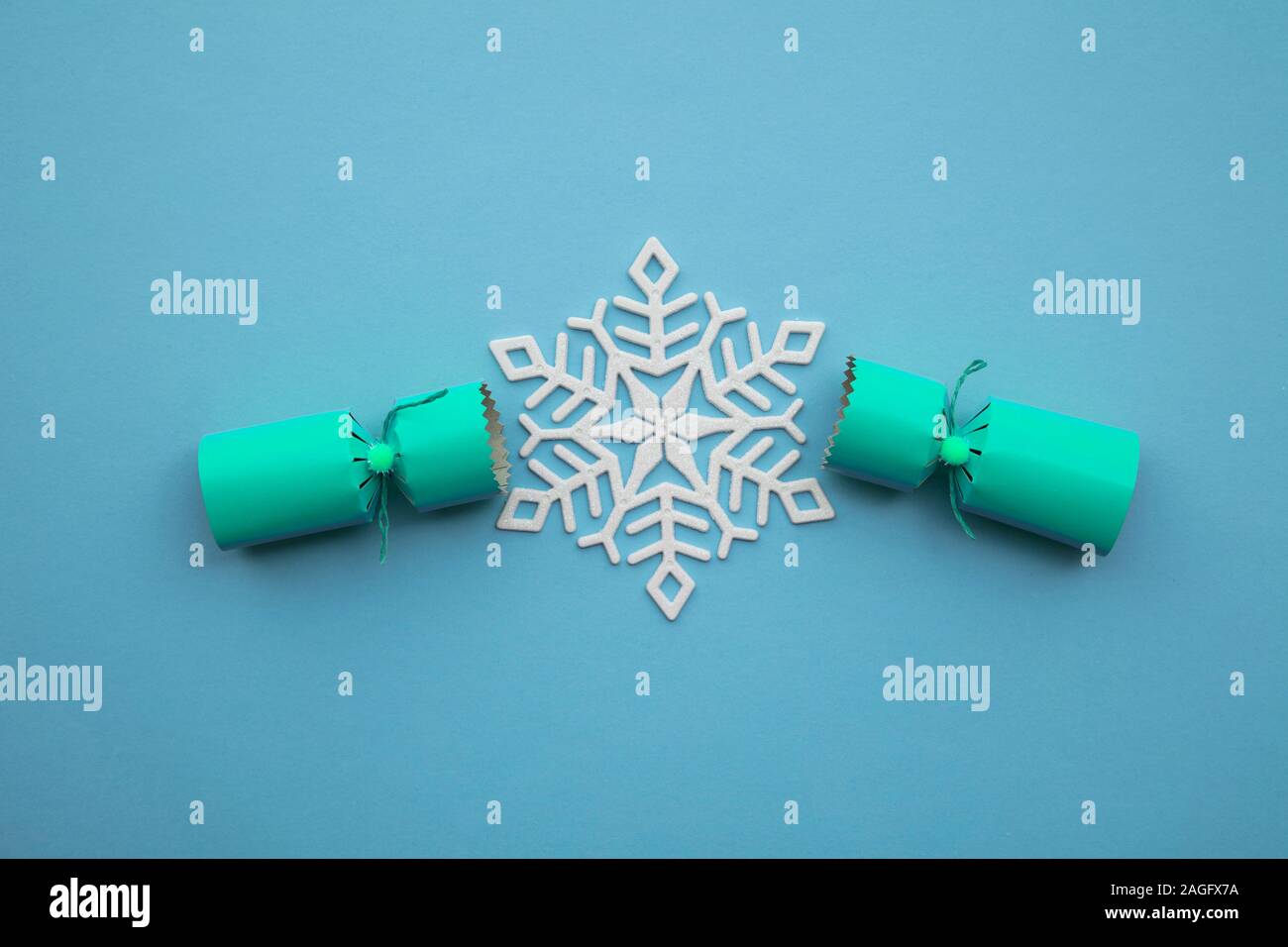 Sauté Christmas Cracker avec flocon d'hiver Banque D'Images