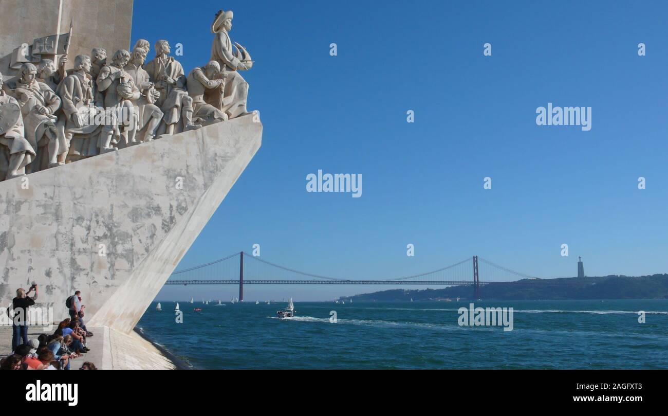 Lisbonne, Portugal / 7 Novembre 2015 : de nombreux touristes profitez d'une visite au Monument des Découvertes sur le Tage à Lisbonne Banque D'Images