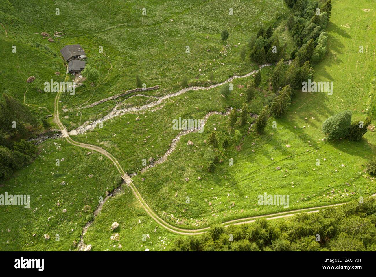 Sentier de randonnée dans la nature menant au ruisseau pour la maison de vacances dans les Alpes Françaises Banque D'Images