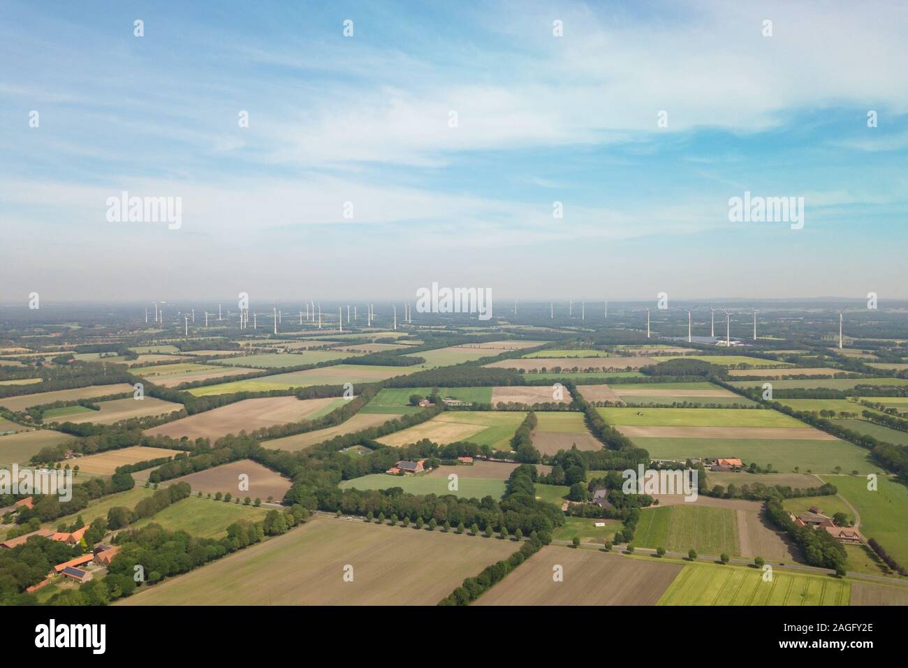 Domaine des moulins à vent avec ciel bleu à la campagne du Munsterland, Allemagne Banque D'Images