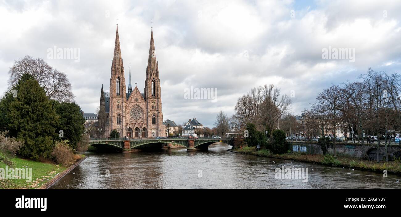 Strasbourg, Bas-Rhin / France - 14. Décembre, 2019 : vue de l'église de Saint Paul de Strasbourg lors d'une fraîche journée d'hiver Banque D'Images