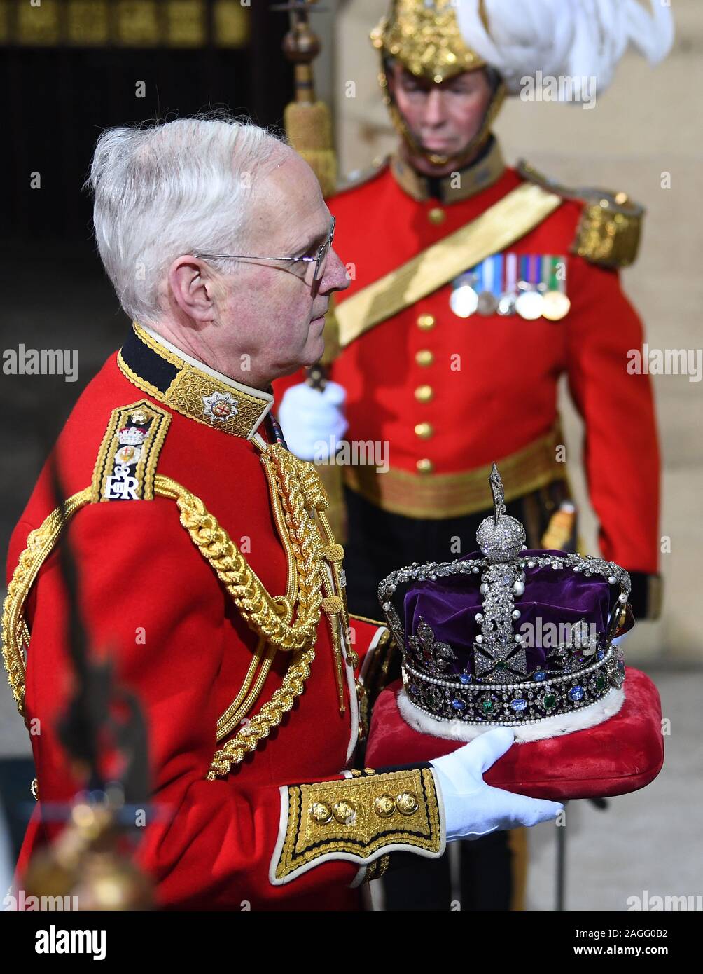 La couronne impériale est réalisée grâce à l'entrée du souverain de l'État Ouverture du Parlement par la reine Elizabeth II, à la Chambre des Lords au Palais de Westminster à Londres. Banque D'Images