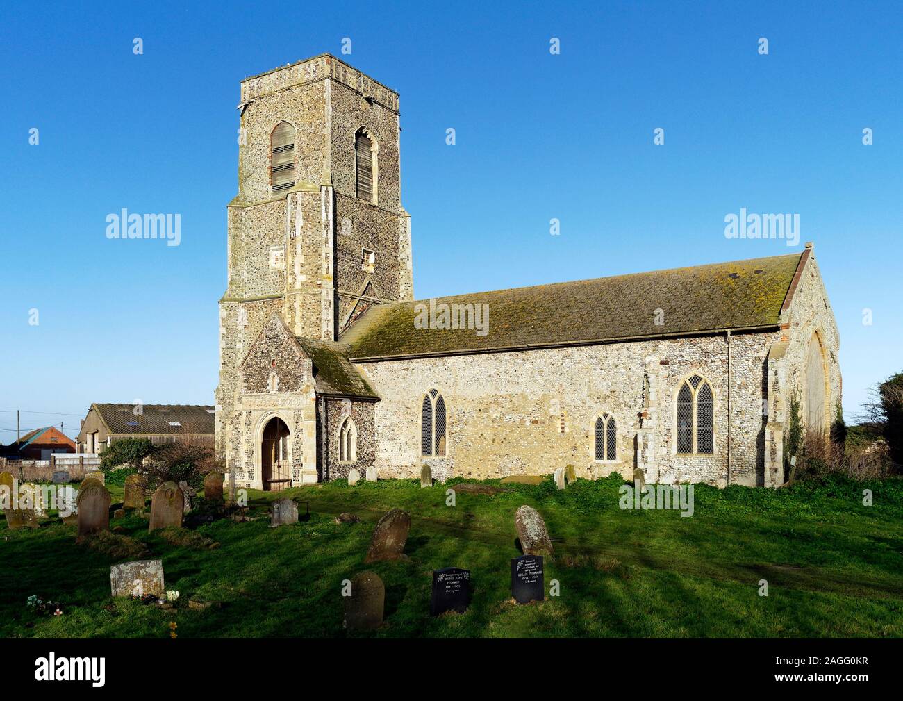 L'église Saint John's, Waxham, Norfolk, un effritement et patché jusqu'édifice médiéval derrière les dunes de sable côtières du nord-est de Norfolk. Banque D'Images