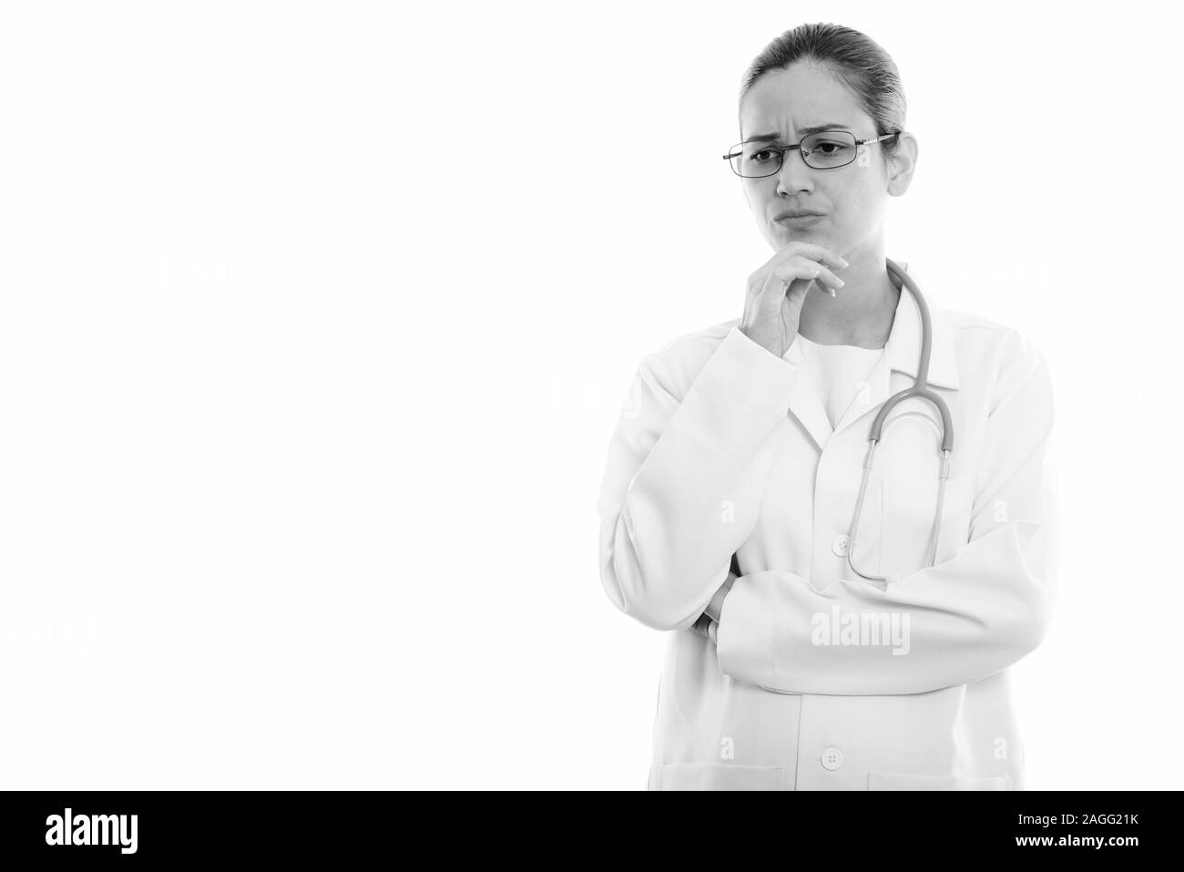 Portrait de jeune femme médecin a souligné tout en regardant vers le bas de la pensée Banque D'Images