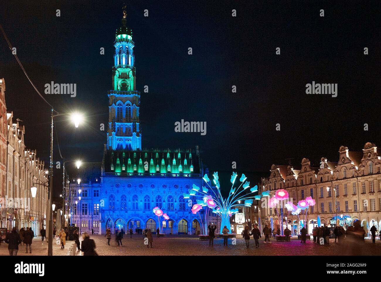 Hôtel de ville avec l'éclairage bleu et vert, Petite place place des héros, Arras, dans le Nord de la France Banque D'Images