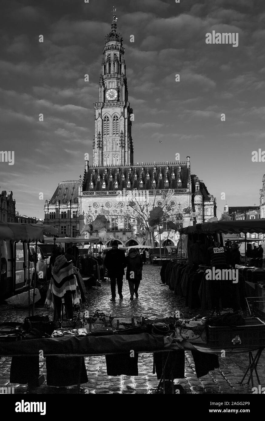 Tour de ville et du marché, Petite place place des héros, Arras, dans le Nord de la France Banque D'Images