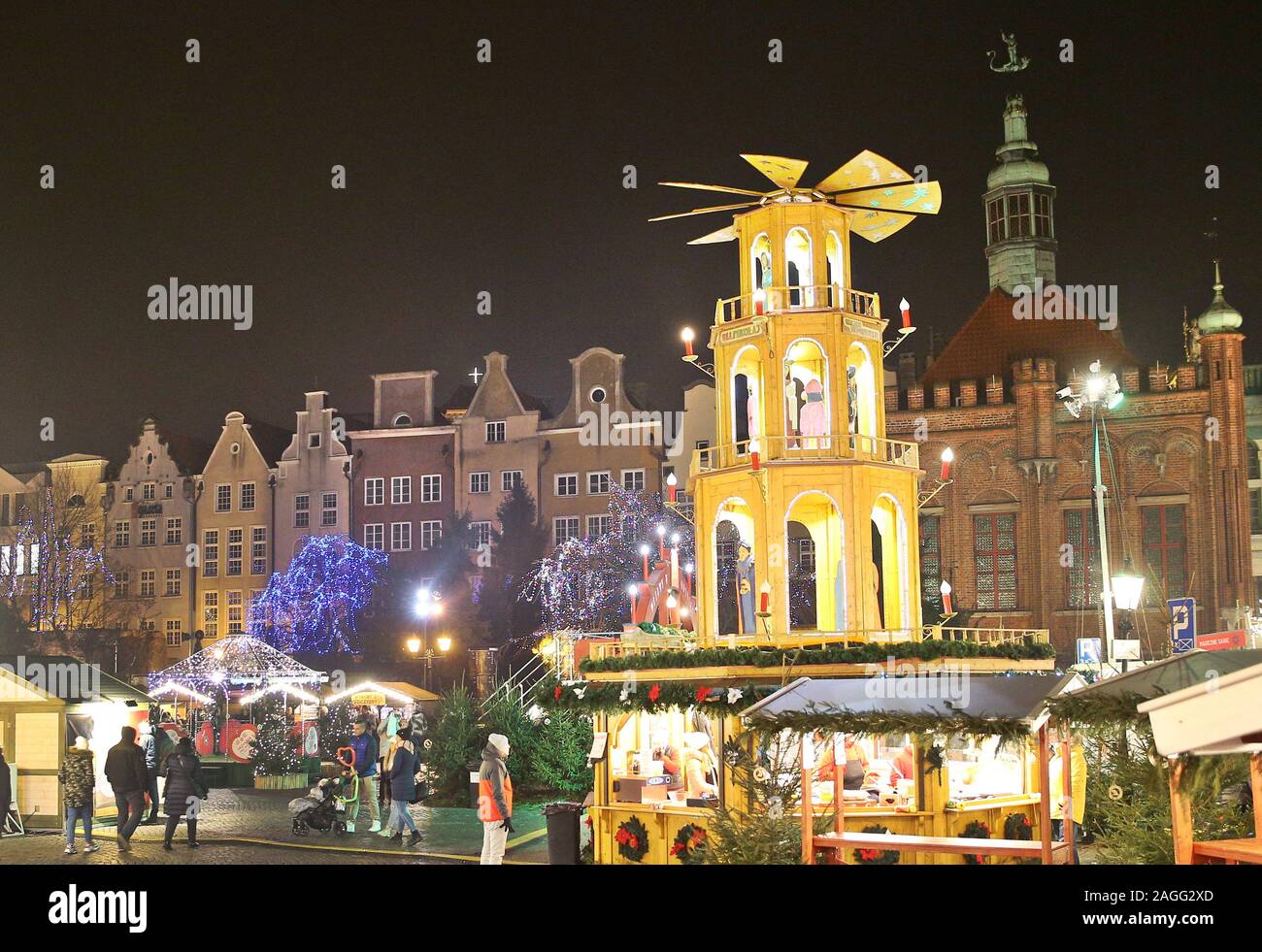 Gdansk, Pologne. Dec 12, 2019. Stands commerciaux, les touristes et les décorations de Noël au Marché de Noël à Gdansk. Les touristes visiter le marché de Noël pour acheter des cadeaux de Noël, manger des plats régionaux et sentir l'atmosphère de la période de Noël à venir. Des milliers de lumières brillent chaque nuit sur les principales rues et places de Gdansk. La plupart des décorations ont été installées dans la vieille ville. Credit : Damian Klamka SOPA/Images/ZUMA/Alamy Fil Live News Banque D'Images