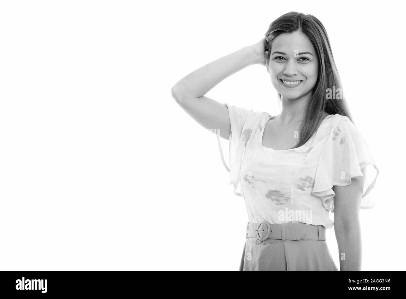 Portrait of happy young Beautiful woman smiling et brossage cheveux en arrière Banque D'Images