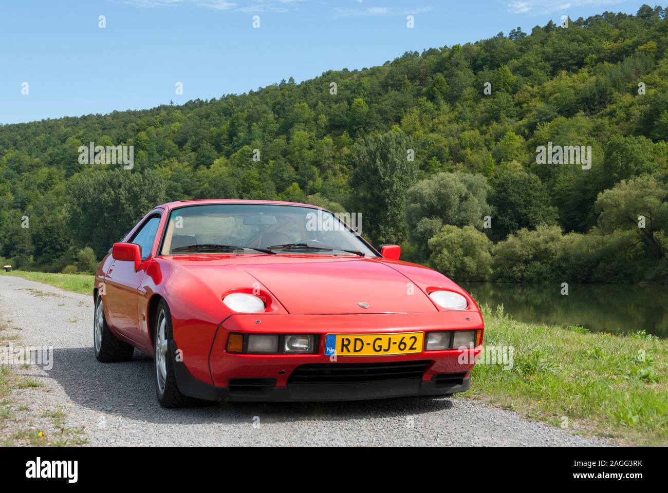 Dutch vintage red Porsche 928 S stationnée le long du Main en Allemagne Banque D'Images