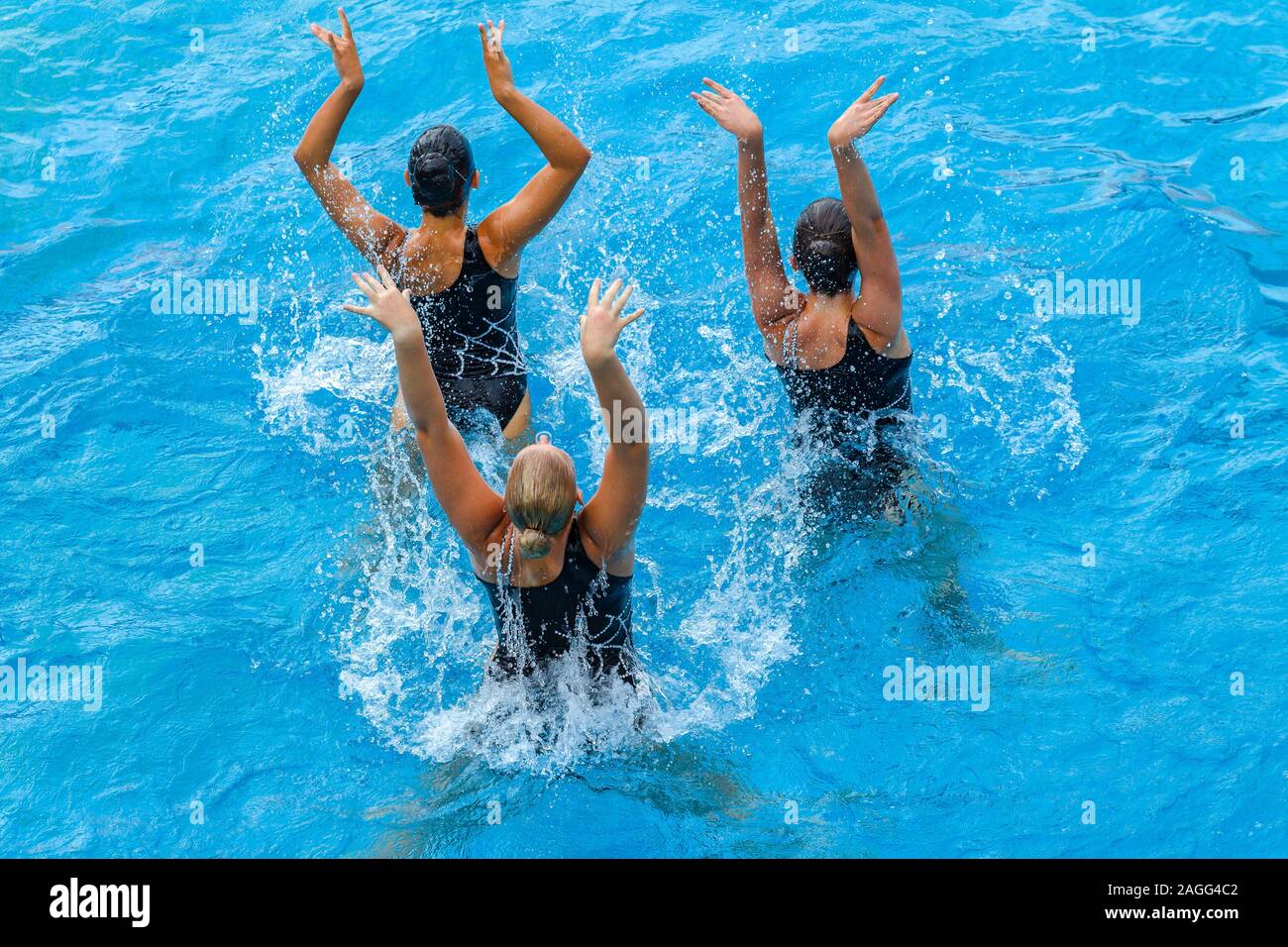 Natation synchronisée les filles de la danse sous-marine piscine frais généraux d'action photo. Banque D'Images