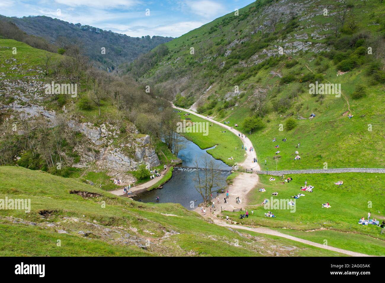 Vues aériennes de l'étonnante Dovedale stepping stones et montagnes dans le magnifique parc national de Peak District, les méandres de la rivière Dove Banque D'Images