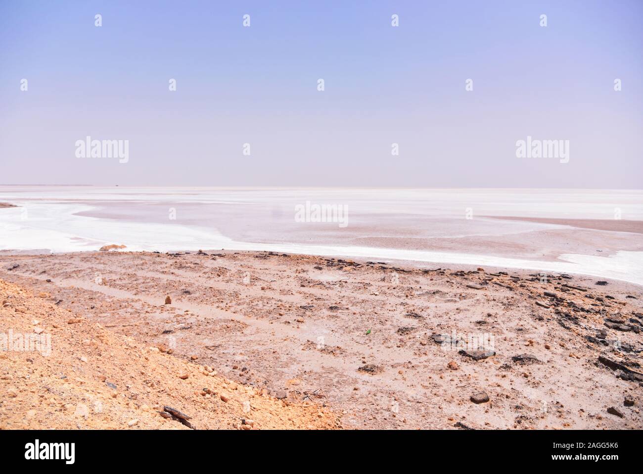 DEGUECHE, TN - Juillet 2019 : Chott el Djerid, également orthographié Sciott Gerid et Shott el Jerid, est un grand lac salé endoréique dans le sud de la Tunisie. Endorhei Banque D'Images