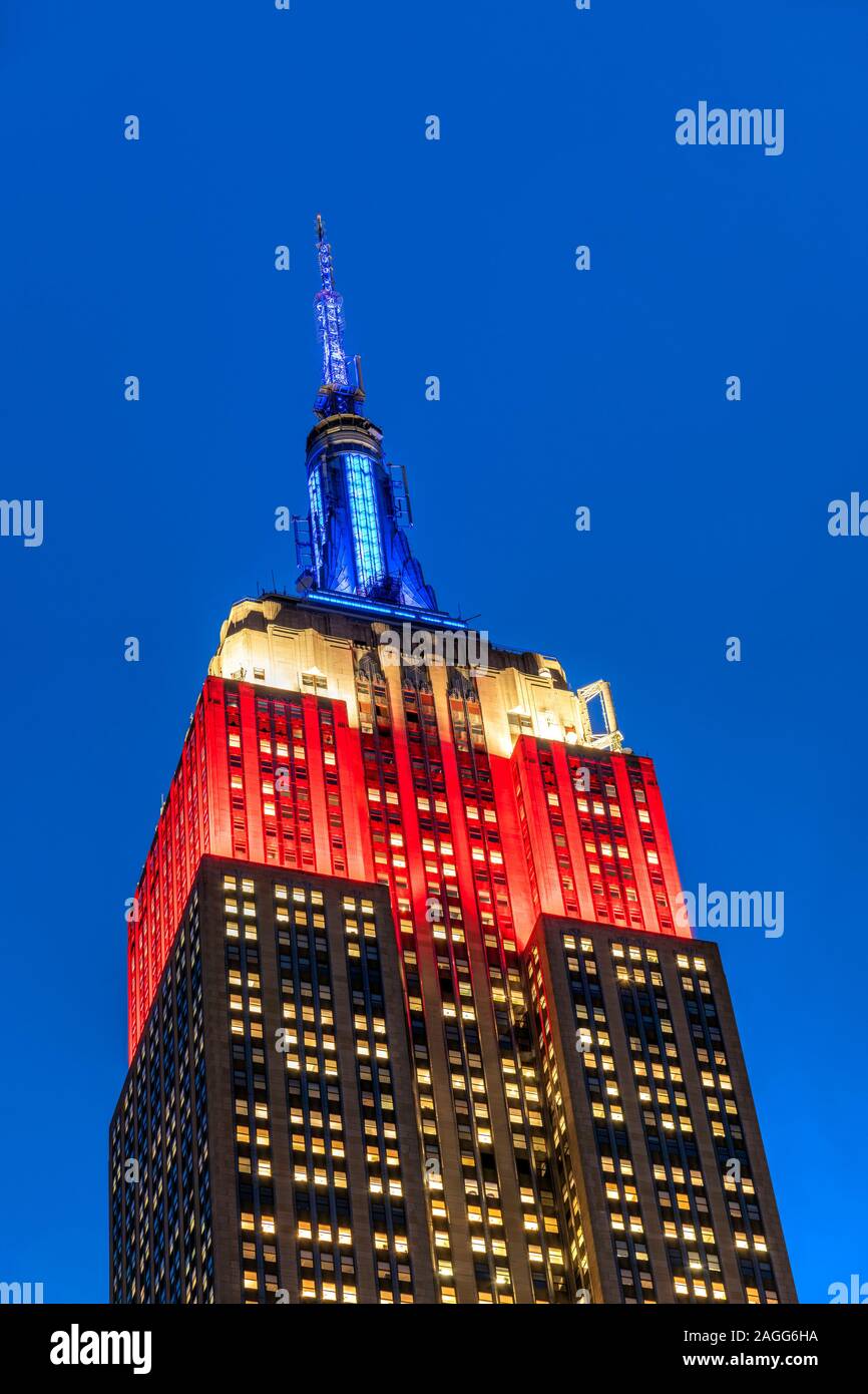 L'Empire State Building illuminé en l'honneur des anciens combattants journée avec les couleurs du drapeau des États-Unis d'Amérique, Manhattan, New York, USA Banque D'Images