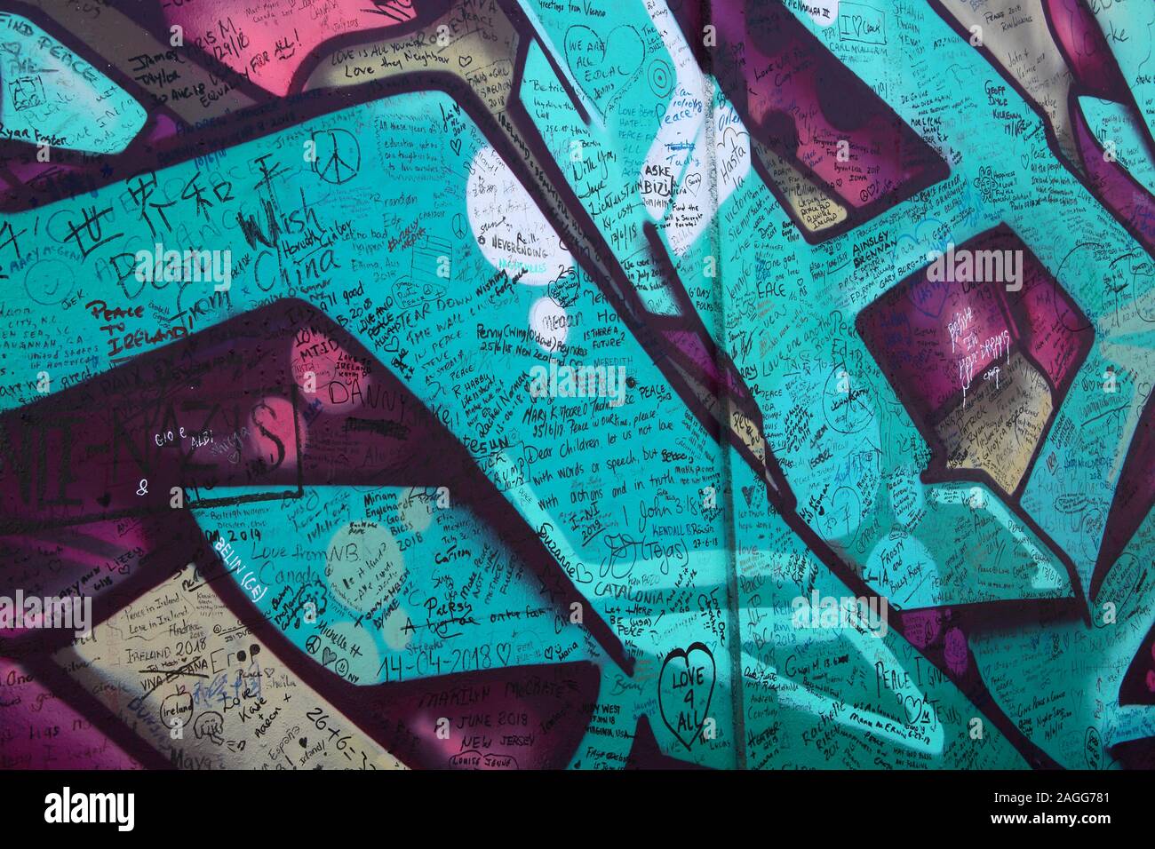 Messages & graffiti sur le mur de la paix, ou la paix, le long de la ligne de Cupar Way à Belfast. C'est une des nombreuses barrières de séparation en Irlande du Nord Banque D'Images