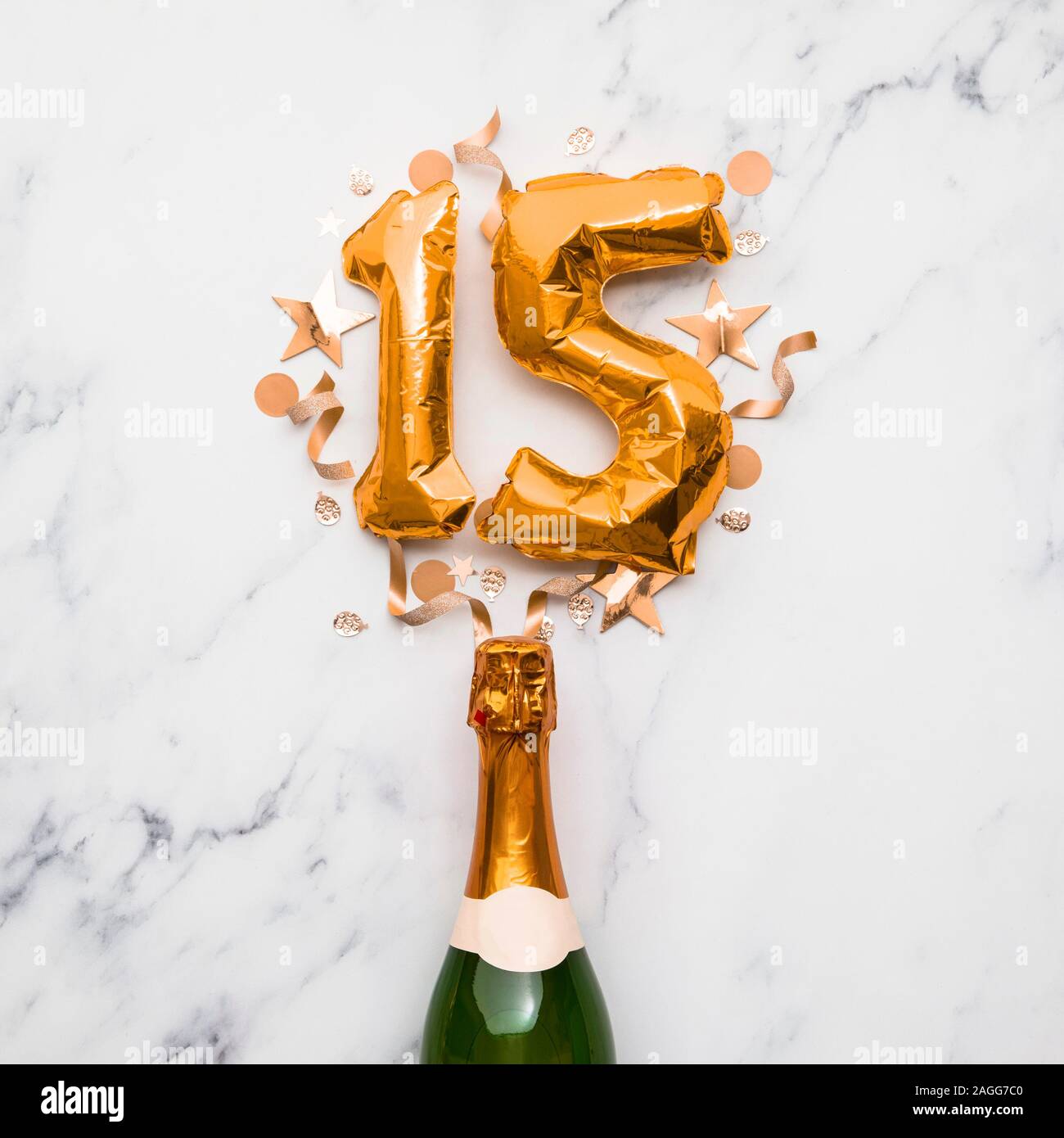 Bouteille De Champagne Avec De L Or No 15 De Ballon Partie Minime Concept Anniversaire Photo Stock Alamy