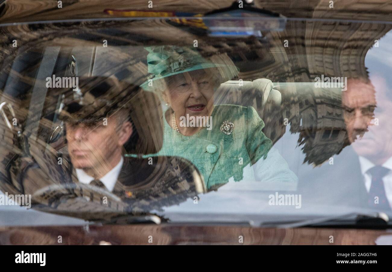 La reine Elizabeth II de quitter après l'état d'ouverture du Parlement à la Chambre des Lords au Palais de Westminster à Londres. PA Photo. Photo date : Jeudi 19 Décembre, 2019. Voir la politique histoire PA Discours. Crédit photo doit se lire : J Chris Ratcliffe/PA Wire Banque D'Images