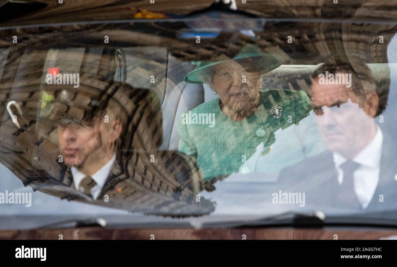 La reine Elizabeth II de quitter après l'état d'ouverture du Parlement à la Chambre des Lords au Palais de Westminster à Londres. PA Photo. Photo date : Jeudi 19 Décembre, 2019. Voir la politique histoire PA Discours. Crédit photo doit se lire : J Chris Ratcliffe/PA Wire Banque D'Images