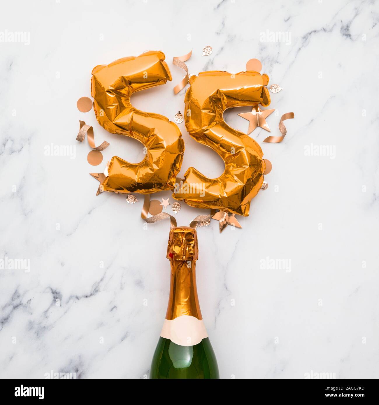 Bouteille De Champagne Avec De L Or Numero 55 Ballon Partie Minime Concept Anniversaire Photo Stock Alamy