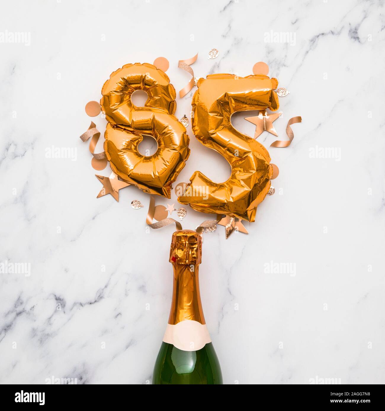Bouteille De Champagne Avec De L Or Numero 85 Ballon Partie Minime Concept Anniversaire Photo Stock Alamy Bouteille De Champagne Avec De L Or Numero 85 Ballon Partie Minime Concept Anniversaire Photo Stock Alamy