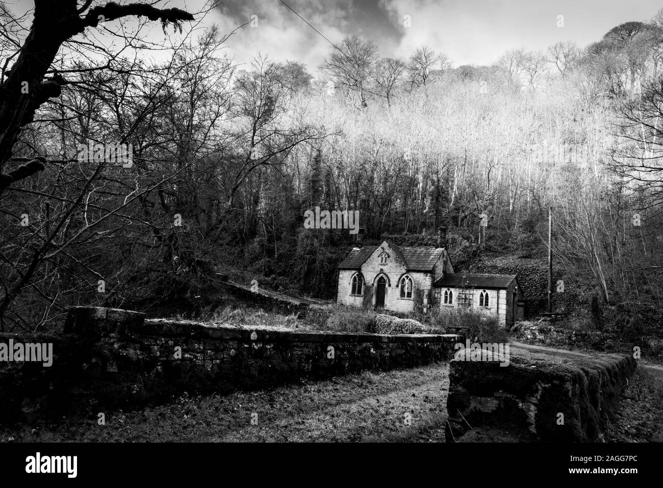 Une vieille maison abandonnée, spooky effrayant, de l'église dans les bois, situé dans le Derbyshire Peak District National Park, halloween, image de couverture de livre Banque D'Images