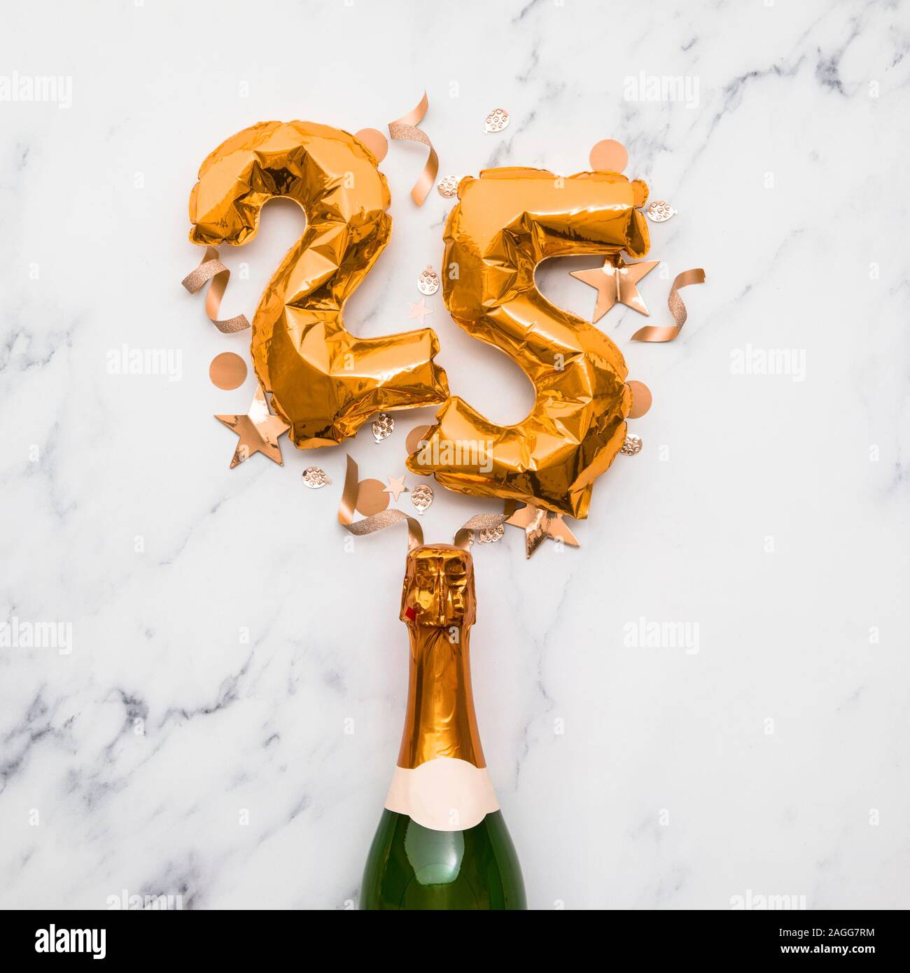 Bouteille de champagne avec de l'or no 25 de ballon. Partie minime concept anniversaire Banque D'Images