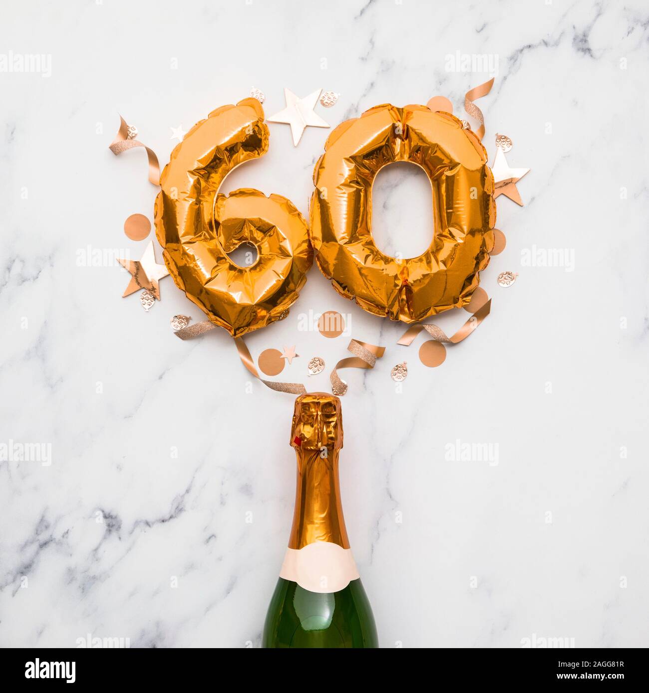 Bouteille de champagne avec de l'or numéro 60 ballon. Partie minime concept anniversaire Banque D'Images