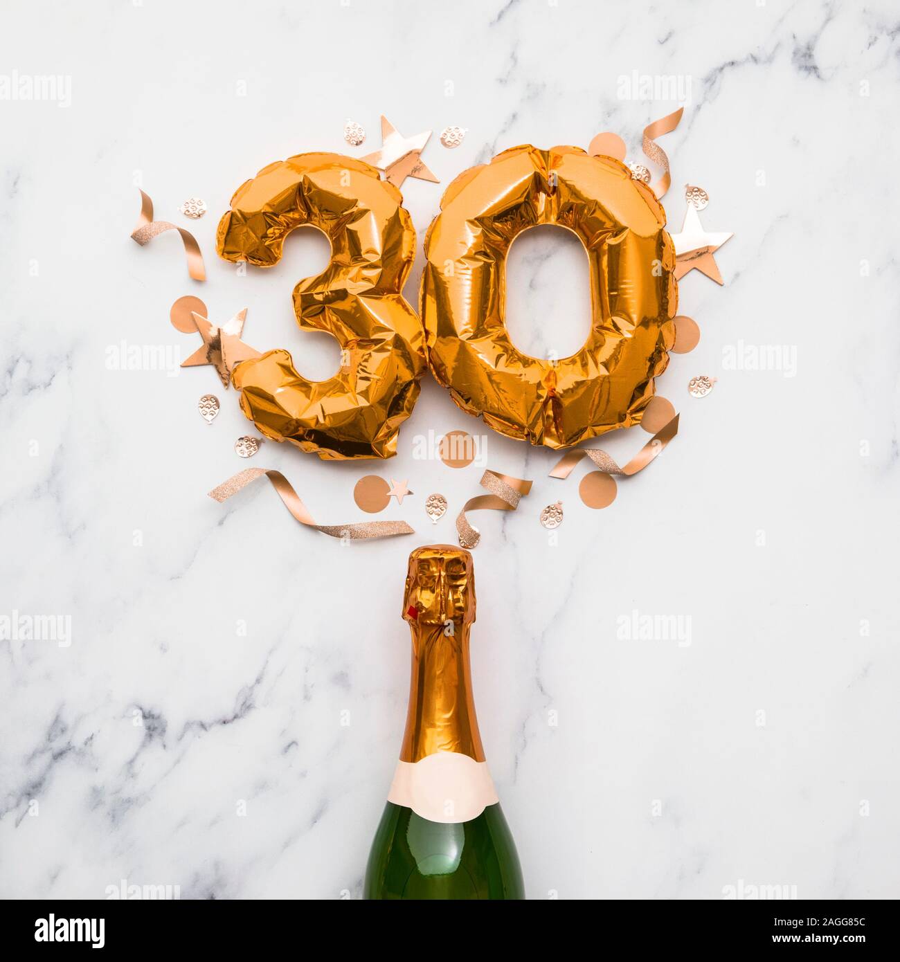 Bouteille De Champagne Avec De L Or Numero 30 Ballon Partie Minime Concept Anniversaire Photo Stock Alamy Bouteille De Champagne Avec De L Or Numero 30 Ballon Partie Minime Concept Anniversaire Photo Stock Alamy