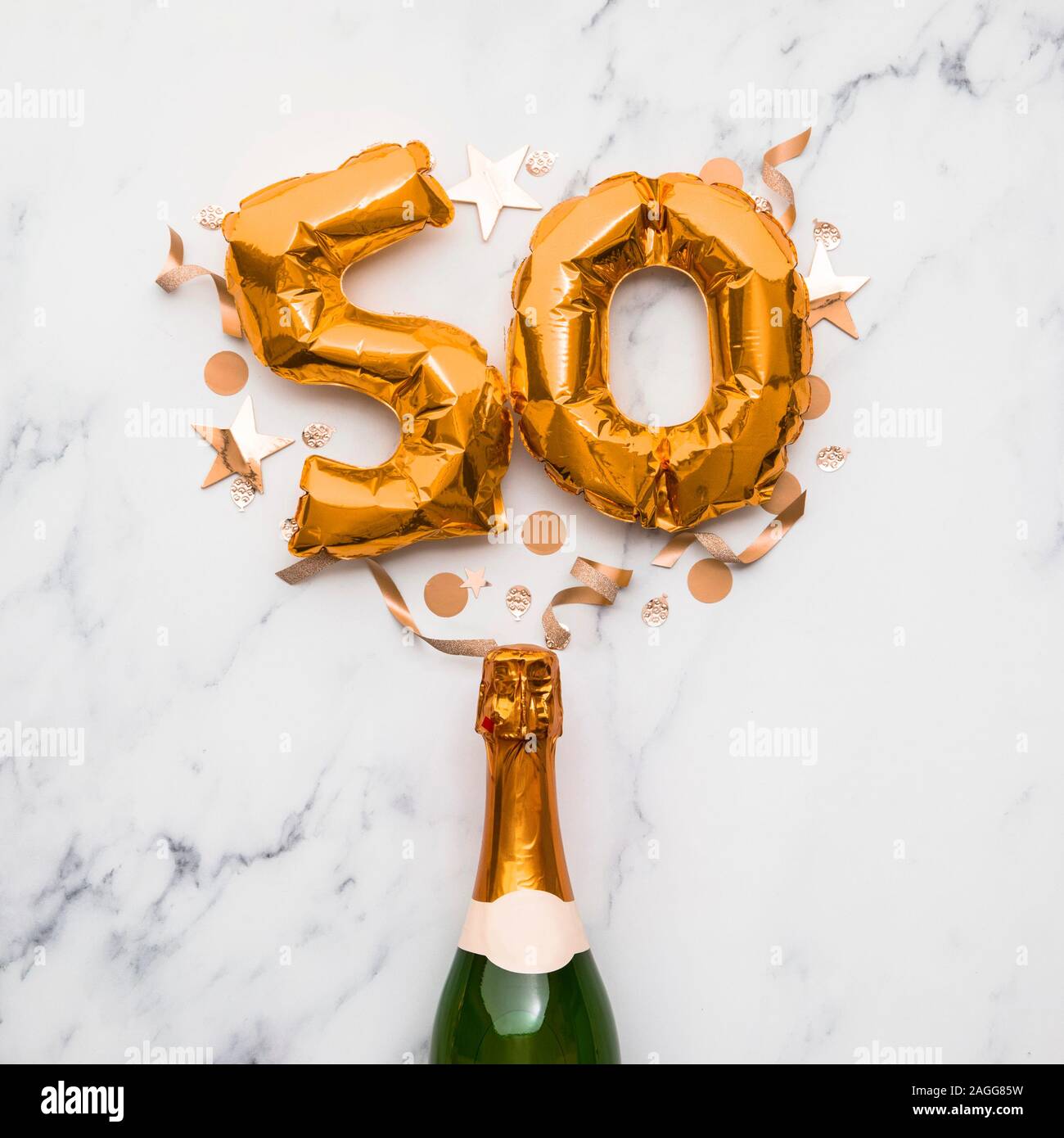 Bouteille De Champagne Avec De L Or Numero 50 Ballon Partie Minime Concept Anniversaire Photo Stock Alamy