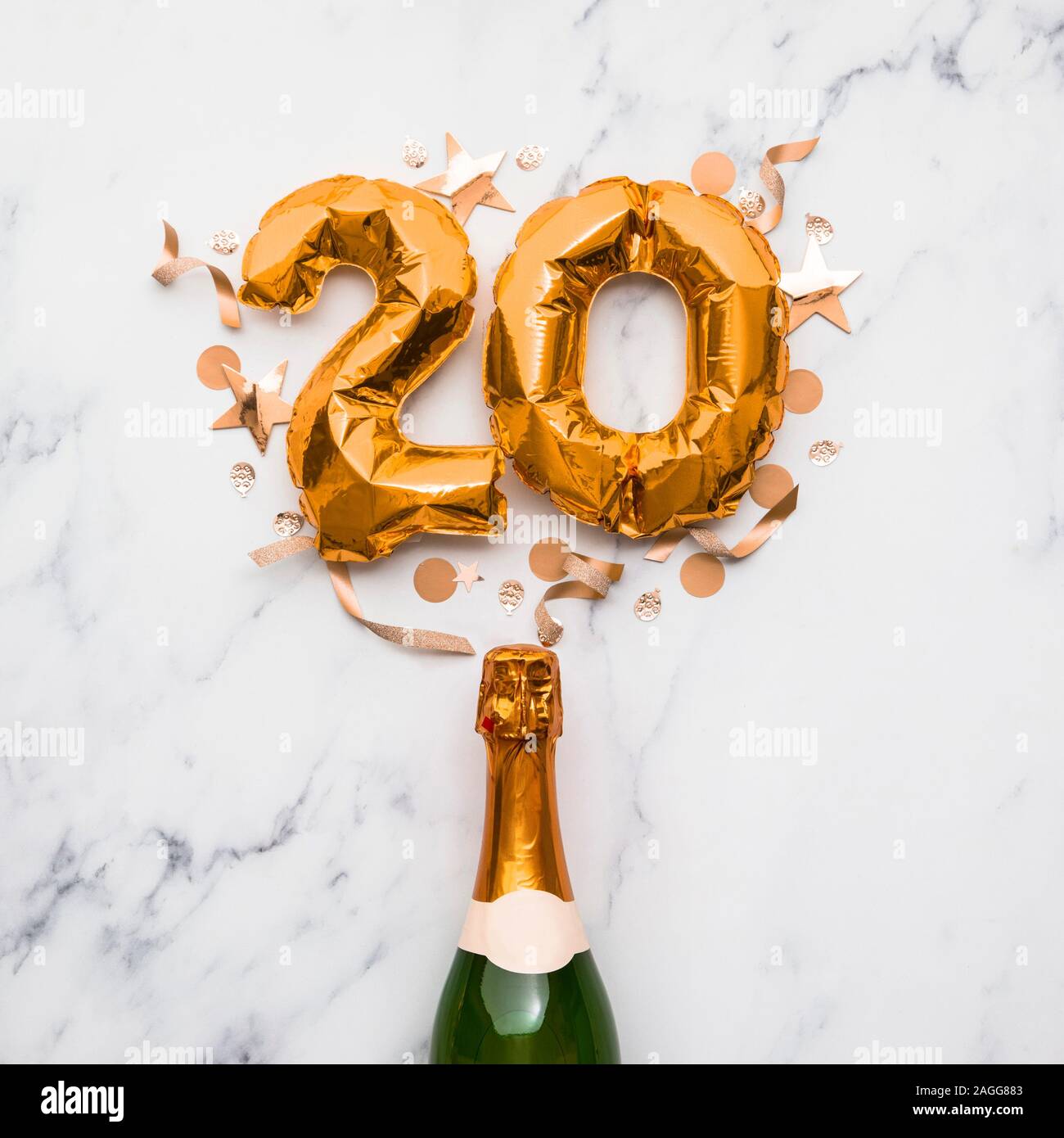 Bouteille de champagne avec de l'or numéro 20 ballon. Partie minime concept  anniversaire Photo Stock - Alamy