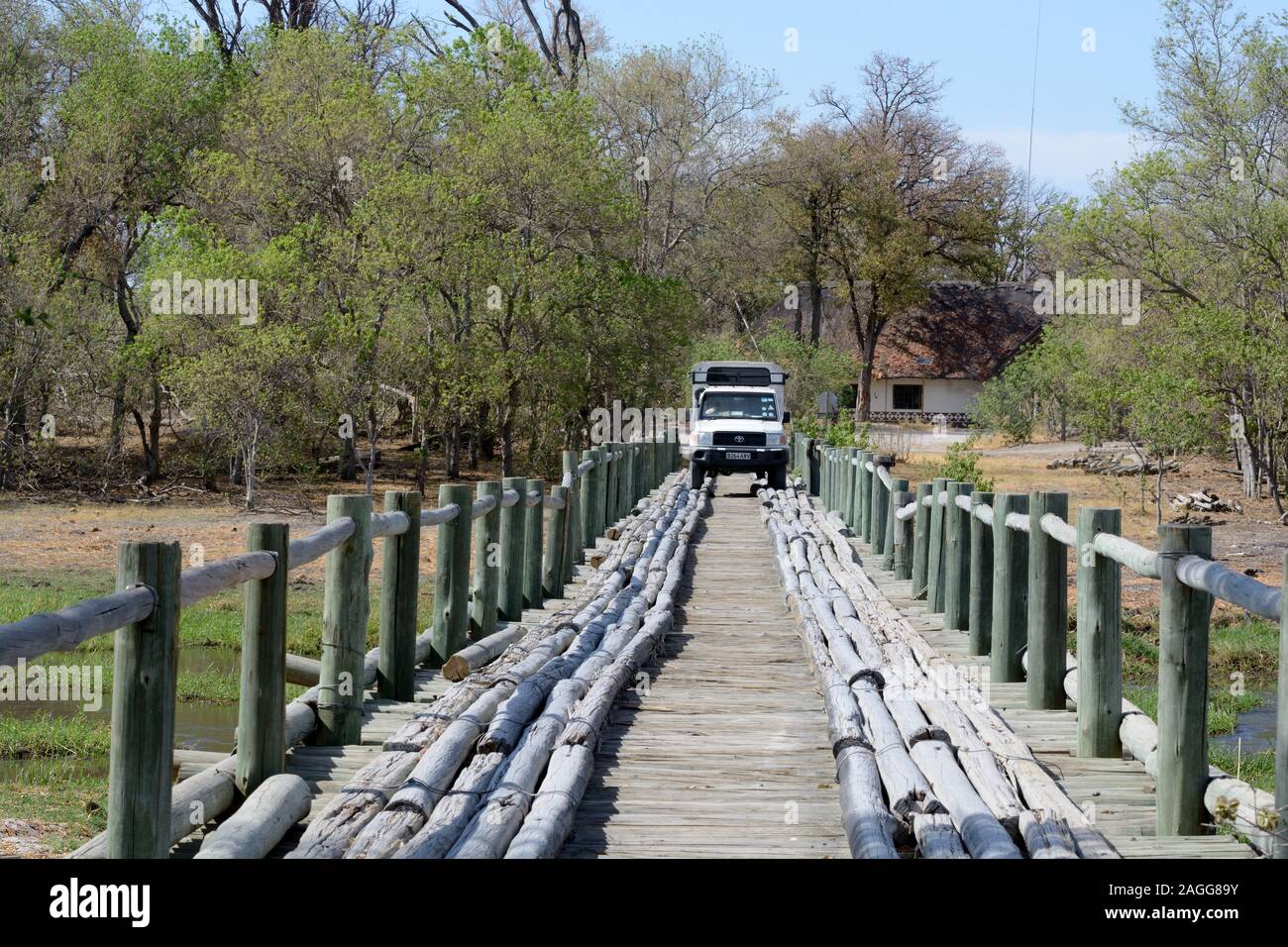 Jeep sur un pont de bois sur la rivière Khwai Moremi Botswana Afrique Banque D'Images