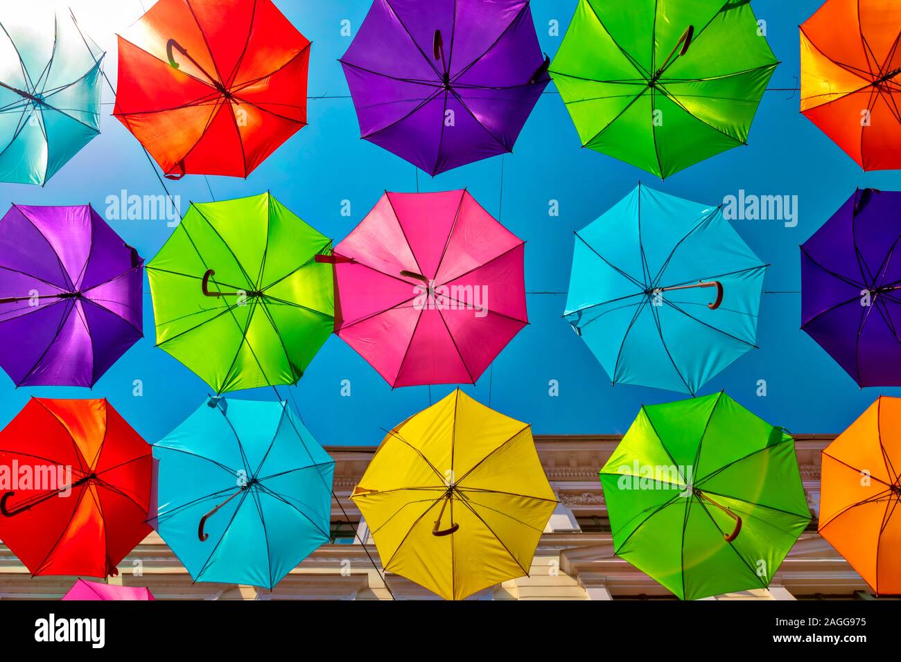 Regardant les parasols colorés. Rue de fête décoration. Banque D'Images