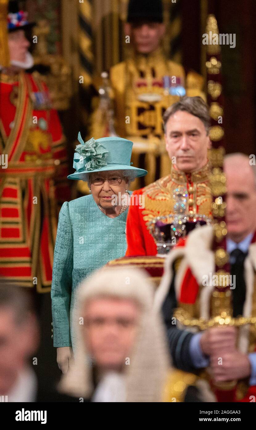 La reine Elizabeth II, accompagnée par le Prince de Galles, passez par la Galerie Royale avant de livrer le discours de la reine lors de l'État Ouverture du Parlement à la Chambre des Lords au Palais de Westminster à Londres. PA Photo. Photo date : Jeudi 19 Décembre, 2019. Voir la politique histoire PA Discours. Crédit photo doit se lire : Matt Dunham/PA Wire Banque D'Images