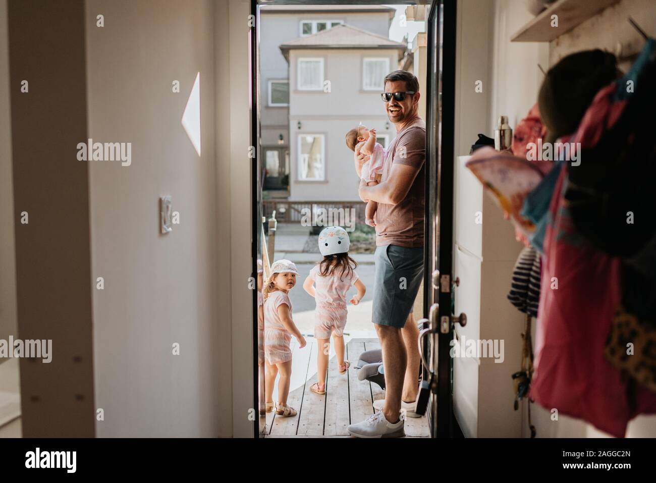 Père et filles à la porte de chambre Banque D'Images