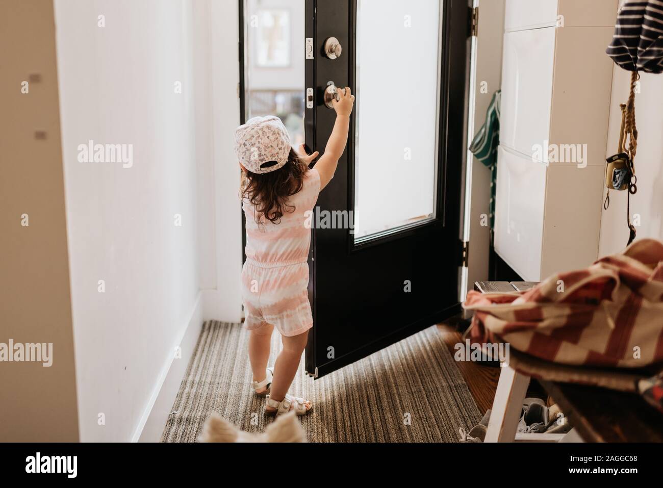 Tout-petit porte avant l'ouverture de chambre Banque D'Images