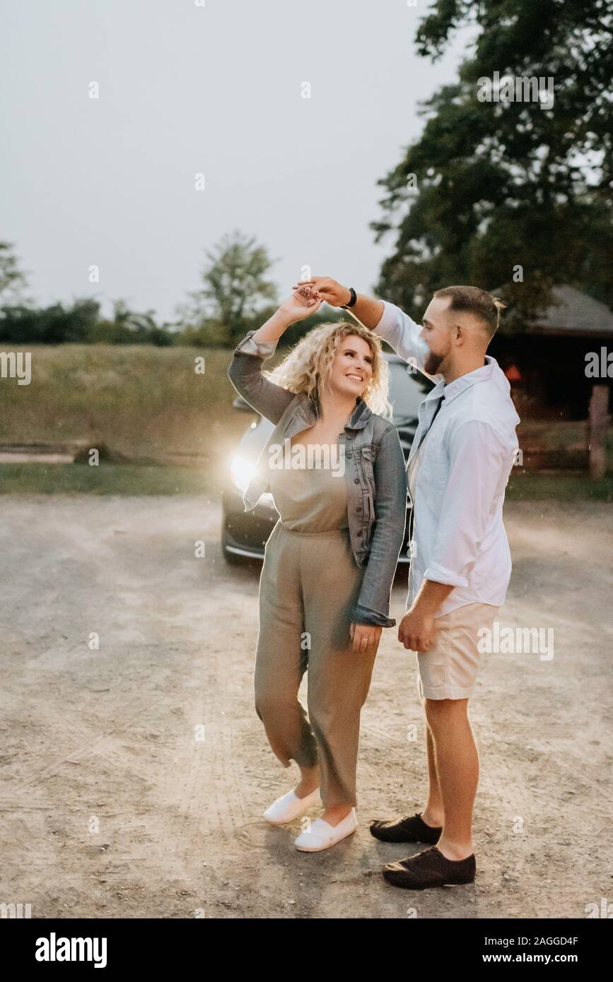 Young couple dancing in countryside Banque D'Images