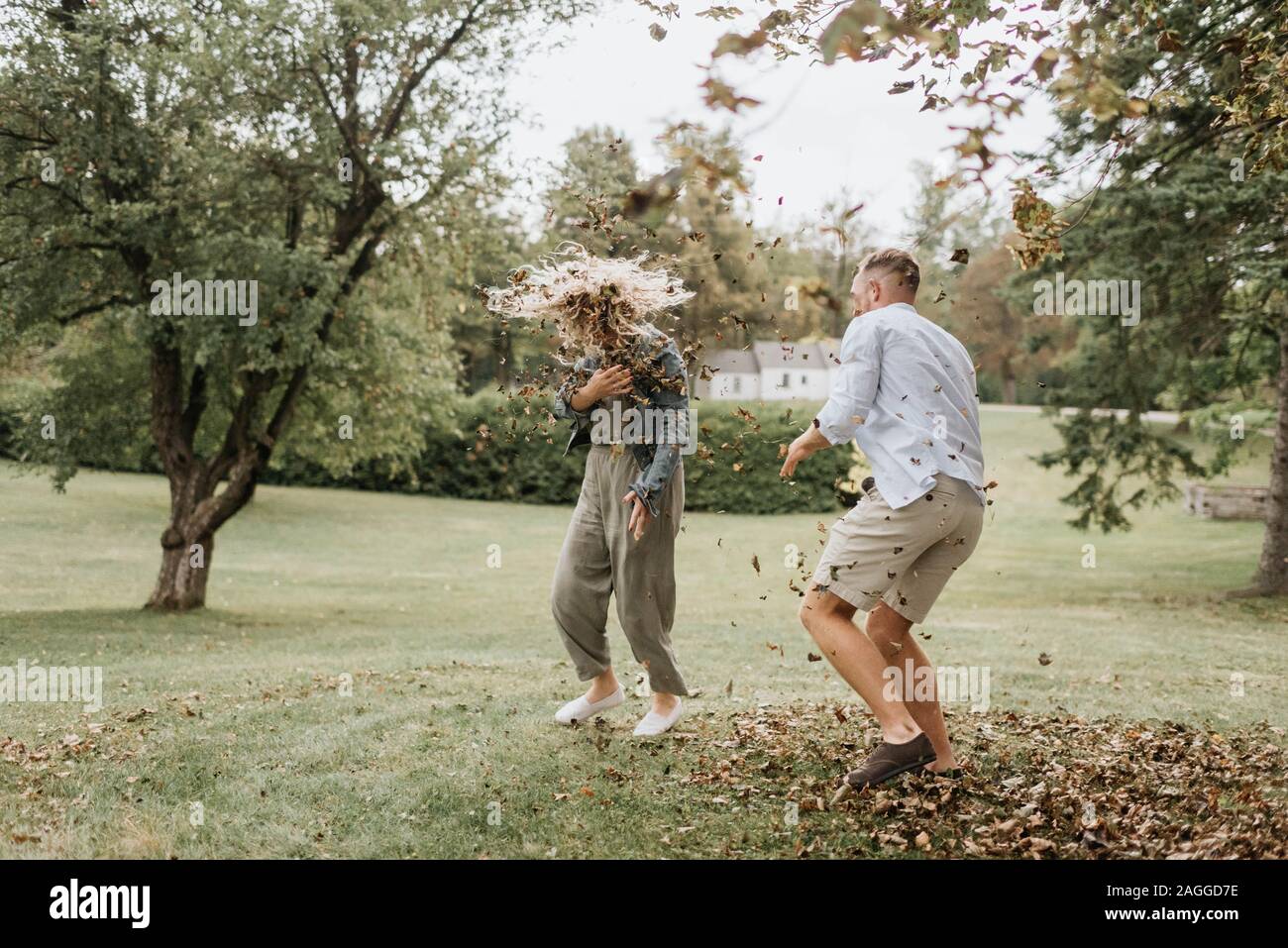 Jeune homme laisse jeter joyeusement à femme en campagne Banque D'Images