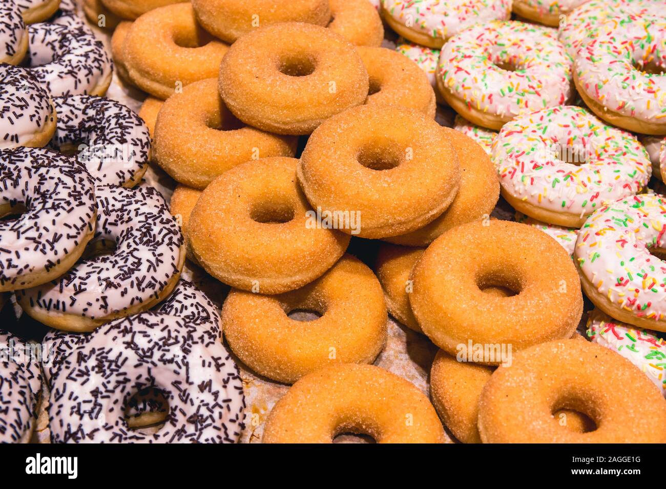 La texture de fond : dessert sucré. Délicieuses pâtisseries sur l'étagère d'un magasin de bonbons. Les beignets avec les trous à l'intérieur. Muffins aux patates douces cuites au four ou glaçure Banque D'Images