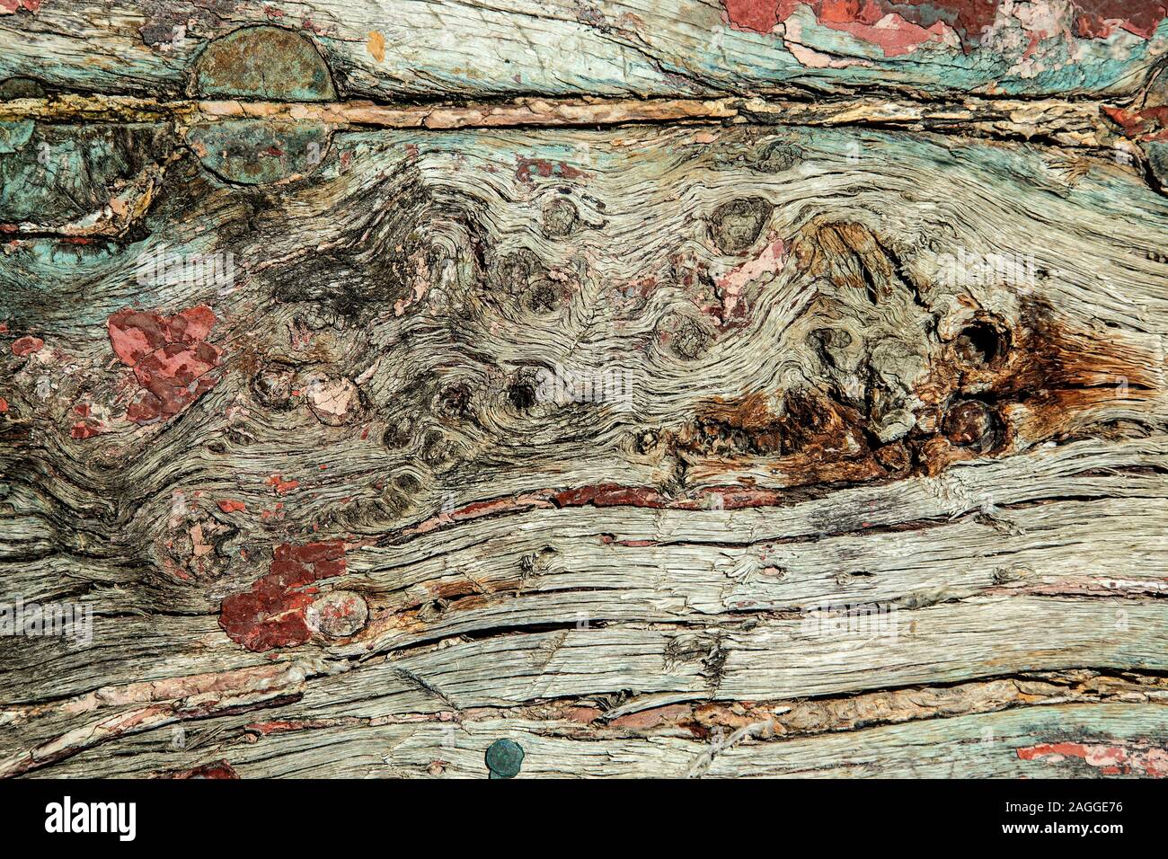 Taches de rouille et de vieux, d'écaillement de la peinture rouge et bleu sur la vieille carcasse en décomposition dans la baie de Luderitz Banque D'Images